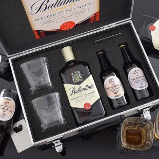 Ajándék koffer whiskyvel Ballantine's Contraband