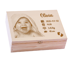 Ajándék gyermek születéséhez gravírozott fotóval